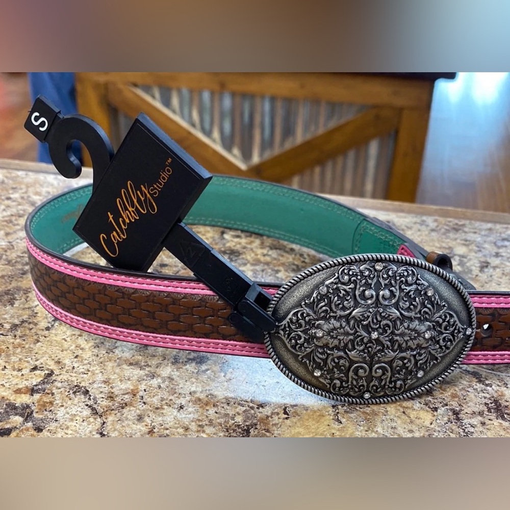 This is a Catchfly pink trim leather western belt and oval buckle. Size small